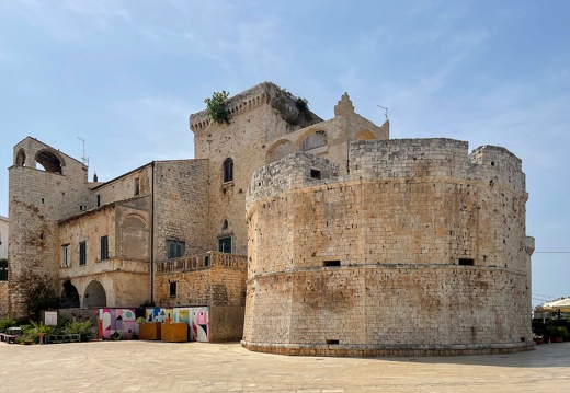 Conversano, Castello Conti Acquaviva d'Aragona #01