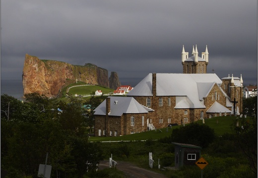 Percé, église, pointe et roche #01 (3849 visites) Percé, église, pointe et roche #01