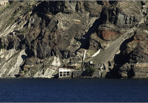 Santorin #13 (2727 visites) Les flancs rocheux du volcan. Vestiges industriels. Santorin #13