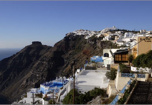 Santorin, Fira #02 (2291 visites) A l'extrême limite d'IA les villages qui s'enchainent sans discontinuer sur la crète rocheuse. Santorin, Fira #02