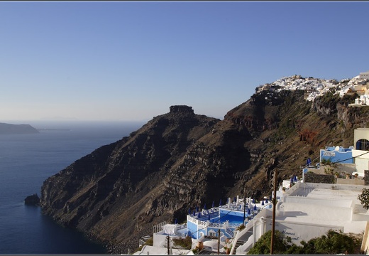 Santorin, Fira #03 (11209 visites) A l'extrémité de Fira on voit les villages qui se suivent le long de la cime. Santorin, Fira #03