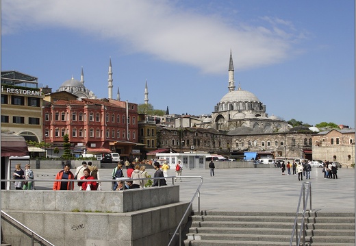 Sultanahmet, place du pont de Galata #01 (1377 visites) Mosquée de Rüsten Pasa et de Suleymaniye (Soliman le Magnifique). Sultanahmet, place du pont de Galata #01